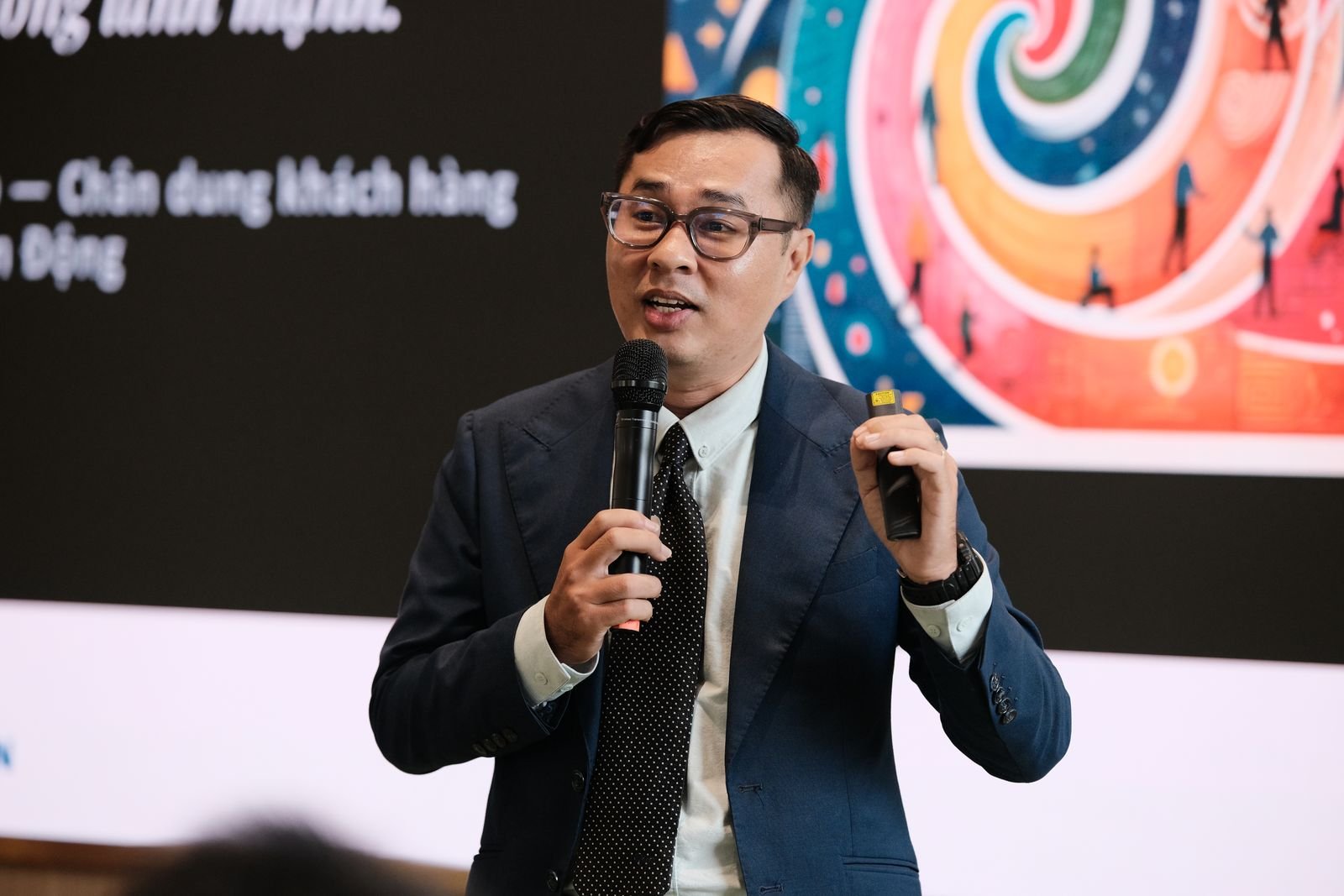 Coach Hoàng Lâm dẫn workshop Đại sứ Thương hiệu Tinh tuyển